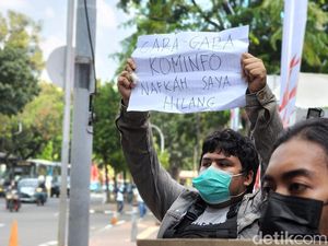 Pemuda Cibubur Protes soal Pemblokiran PayPal di Kantor Kominfo