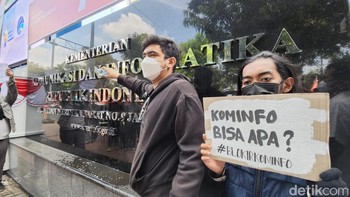 Teman-teman saya penghasilannya lebih banyak mengalami kerugian yang lebih besar karena pemblokiran. Ini saya melakukan mewakili teman-teman saya yang karena pemblokiran ini tidak bisa melakukan pekerjaannya lagi, apa lagi yang mereka bisa lakukan, ujar Sandya. Foto: Adi Fida Rahman/detikinet