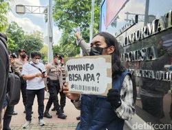 Protes Pemblokiran PayPal di Kantor Kominfo: Nafkah Saya Hilang