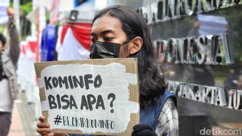Kenapa game diblok? katanya mau bikin anak bangsa membuat karya. Tapi bagaimana kalau anak bangsa berkarya, sementara aplikasi yg dipakai diblokir. Gimana caranya? mana mungkin bisa dibuat?, keluhnya. Foto: Adi Fida Rahman/detikinet