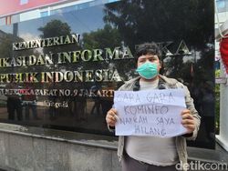 Protes Pemblokiran PayPal di Kantor Kominfo: Nafkah Saya Hilang