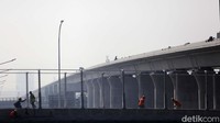 Pekerja masih beraktivitas di proyek kereta cepat Jakarta-Bandung, Senin (1/8/2022). Saat ini biaya pembangunan proyek kereta cepat Jakarta-Bandung terus membengkak. China yang diajak untuk berkerja sama membangun proyek tersebut blak-blakan meminta pemerintah ikut menambal bengkak biaya proyek.