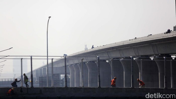 Proyek Kereta Cepat Jakarta Bandung Pekerja melakukan proses pembangunan kereta cepat Jakarta Bandung di KM 5+400 Jati Cempaka, Kota Bekasi, Jawa Barat, Senin (1/8/2022). Biaya pembangunan Proyek Kereta Cepat Jakarta-Bandung (KCKB) membengkak dari rencana awal. Saat ini biaya diperkirakan pembangunan tembus US$7,9 miliar atau Rp118,5 triliun (asumsi kurs Rp15 ribu per dolar AS).