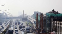 Pilar baja terlihat di samping jalan tol Jakarta-Cikampek. Bengkaknya biaya proyek Kereta Cepat Jakarta-Bandung karena molornya dari target awal yang dicanangkan 2019. Nyatanya sampai 2022 saat ini, pembangunan masih tetap berjalan.