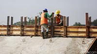 Pekerja proyek masih terus beraktivitas di proyek kereta cepat. Pemerintah menyatakan proyek kereta cepat Jakarta-Bandung diperkirakan akan mengalami pembengkakan biaya hingga Rp 16,8 triliun.