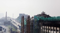 Jalan Tol Japek terlihat di bagian belakang proyek kereta cepat Jakarta-Bandung. Terbaru, China Development Bank (CDB) meminta pemerintah Indonesia menutup pembengkakan biaya melalui Anggaran Pendapatan dan Belanja Negara (APBN).