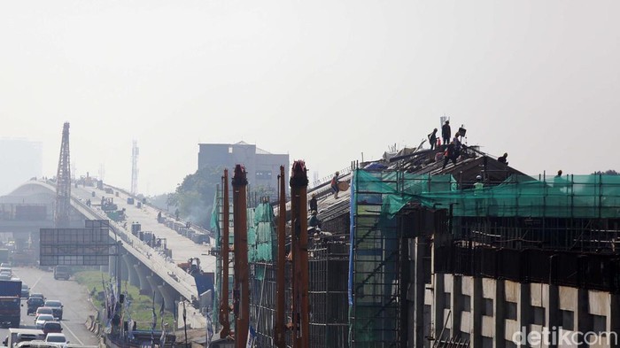Proyek Kereta Cepat Jakarta Bandung Pekerja melakukan proses pembangunan kereta cepat Jakarta Bandung di KM 5+400 Jati Cempaka, Kota Bekasi, Jawa Barat, Senin (1/8/2022). Biaya pembangunan Proyek Kereta Cepat Jakarta-Bandung (KCKB) membengkak dari rencana awal. Saat ini biaya diperkirakan pembangunan tembus US$7,9 miliar atau Rp118,5 triliun (asumsi kurs Rp15 ribu per dolar AS).