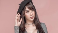 Farin kemudian jadi model seksi karena ingin ubah imej. (Foto: dok instagram)