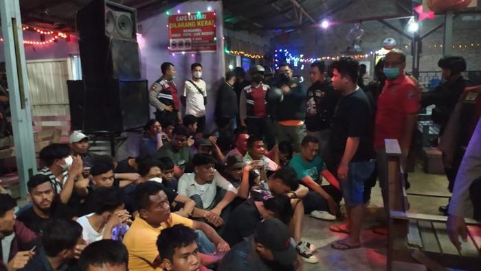 Polres Belawan saat merazia kafe di Deli Serdang. (foto: Dok. Polres Belawan)