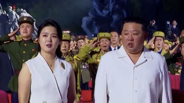 Heboh Istri Kim Jong Un Nangis Di Depan Umum Ini Sebabnya