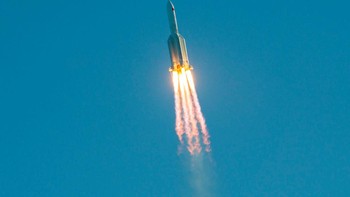 Roket Long March 5B kembali ke bumi setelah diluncurkan ke orbit untuk mengantarkan modul kedua stasiun luar angkasa Tiangong pada 24 Juli lalu. Foto: Getty Images