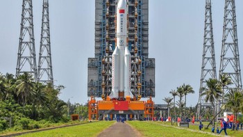 Long March 5 atau namanya di China Changzeng 5 adalah roket untuk meluncurkan perangkat berat seperti satelit dan dikembangkan oleh China Academy of Launch Vehicle Technology. Foto: Getty Images