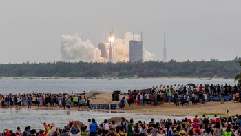 Ini bukan pertama kalinya roket Long March 5B masuk ke orbit setelah diluncurkan dan jatuh ke Bumi secara tidak terkendali. Dua tahun lalu, serpihan roket Long March 5B jatuh di pesisir barat Afrika, tepatnya di Pantai Gading. Foto: Getty Images