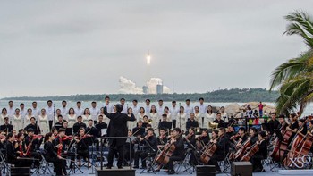 Pada Mei 2021, roket Long March 5B kembali jatuh tak terkendali setelah meluncurkan modul Tianhe, yang menjadi modul inti stasiun luar angkasa Tiangong. Untungnya serpihan roket ini jatuh di Samudera India sehingga tidak memakan korban. Foto: Getty Images