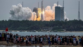 Masuknya roket ini ke atmosfer Bumi sudah dikonfirmasi oleh US Space Command, namun saat itu mereka belum bisa memastikan lokasi tepat jatuhnya serpihan roket tersebut, yang memang tidak bisa dikontrol pergerakannya itu. Manned Space Agency milik China menyebut serpihan roketnya akan jatuh di lokasi yang sama, dan kemungkinan besar sudah terbakar habis. Foto: Getty Images