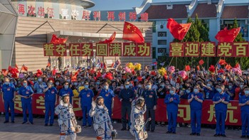 Roket ini sudah sangat canggih, namun masih belum punya kapabilitas untuk dikendalikan arah jatuhnya. Maka dengan demikian, ada risiko serpihannya tidak sepenuhnya terbakar di atmosfer dan menimbulkan kerusakan di Bumi walau kemungkinannya sangat kecil.Foto: Getty Images