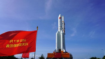 Saat ini, ada dua variannya yaitu Long March 5 dan 5B. Roket ini dapat membawa beban sampai seberat 25 ribu kilogram ke orbit rendah Bumi. Roket yang dikembangkan domestik ini pun menjadi kebanggan China dan membuktikan kapabilitas teknologi antariksa mereka. Foto: Getty Images