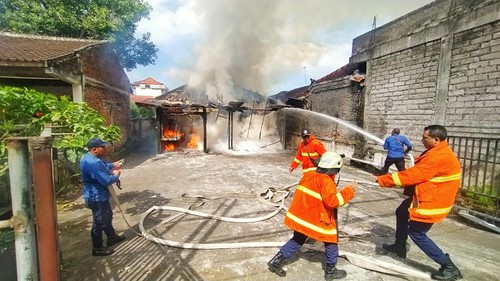 Rumah bekas rumah makan terbakar di jalan Udayana, Negara, Jembrana, Bali Senin (1/8/2022)