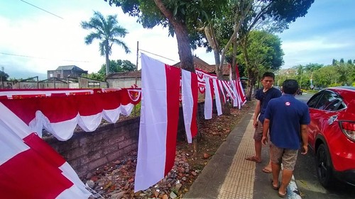 Salah seorang pedagang Bendera dan aksesoris di jalan Udayana, Negara, Jembrana Bali Senin (1/8/2022).