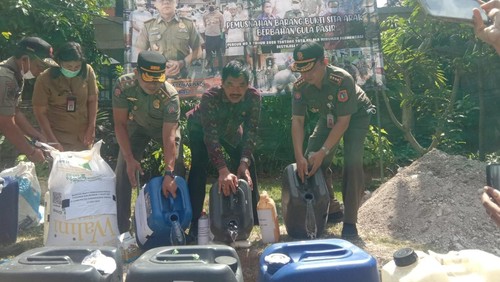 Sebanyak 480 liter arak gula pasir dimusnahkan di kantor Satpol PP Provinsi Bali, Senin (1/8/2022). Arak gula pasir tersebut merupakan hasil sidak di wilayah Karangasem.