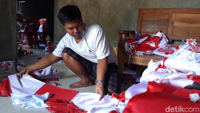 Seorang perajin di Boyolali menjahit bendera dan umbul-umbul, Senin (1/8/2022).