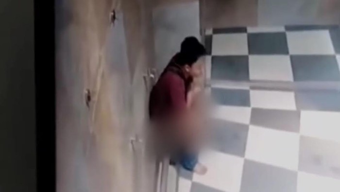 Seorang remaja terekam CCTV BAB di tempat wudu masjid di Jember
