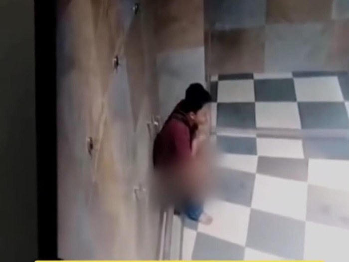 Seorang remaja terekam CCTV BAB di tempat wudu masjid di Jember