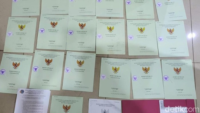 Sertifikat tanah palsu yang disita polisi dari dua mafia tanah di Sumsel.
