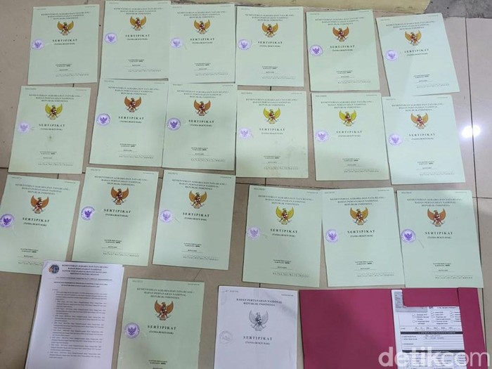 Sertifikat tanah palsu yang disita polisi dari dua mafia tanah di Sumsel.