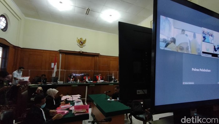 Sidang vonis terdakwa bunuh selingkuhan istri di PN Surabaya