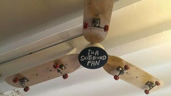Skateboard yang dijadikan kipas angin. Keberatan gak tuh plafon rumah?  (EndersGame_Reviewer/Redneck Engineering)