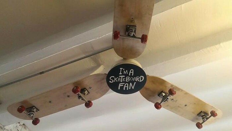 Skateboard yang dijadikan kipas angin. Gimana ya?