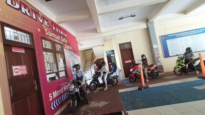 Suasana pengurusan di UPTD Samsat Tabanan, Senin (1/8/2022).