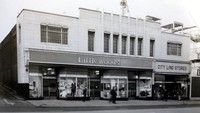 Menjadi satu-satunya supermarket terbesar di tengah kota Newscastle, Littlewoods menjadi tempat tujuan para penduduk membeli kebutuhan harian mereka. Sayangnya supermarket ini terakhir beroperasi pada tahun 1967 silam. Foto: Chronicle Live