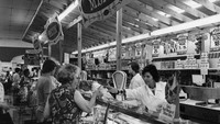 Liptons menjadi supermarket dengan bahan-bahan yang begitu lengkap yang hadir pada tahun 1870an. Hingga akhirnya supermarket ini diakuisisi oleh supermarket lain yang lebih besar dan berakhir di tahun 1980an. Foto: Chronicle Live