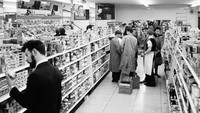 Tidak ada rak yang tinggi, supermarket bernama Fine Fare ini sudah hadir sejak tahun 1951. Sayangnya, supermarket yang serba ada ini hanya bertahan selama 35 tahun saja. Foto: Chronicle Live