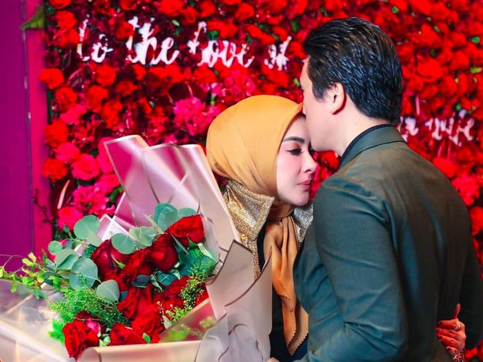 Kecupan di ulang tahun Syahrini.