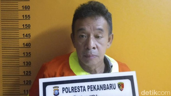 Syukri ditangkap karena menipu dengan hipnotis.