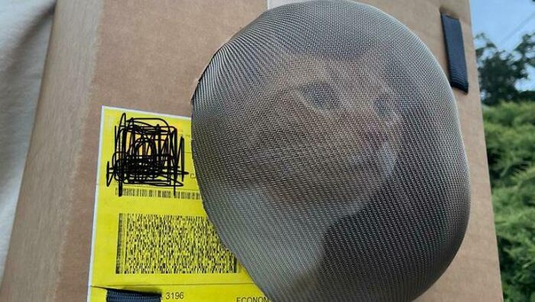 Tas kucing ini terbuat dari tali ratchet, kardus, pita dan saringan.