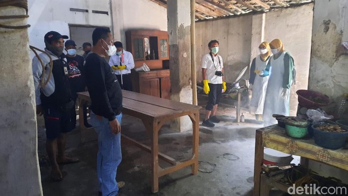 Polisi dan tim medis melakukan pemeriksaan jenazah korban di Sumberrejo, Klaten Selatan.