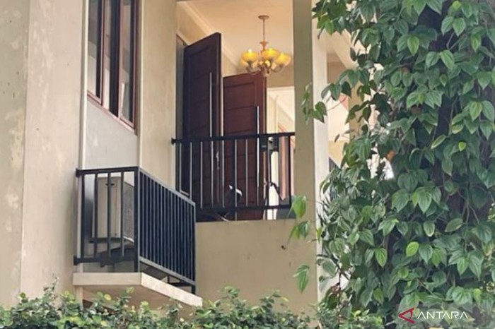Tim khusus (Timsus) Polri mendatangi rumah dinas Kadiv Propam Polri nonaktif Irjen Ferdy Sambo pada Senin (1/8/2022). Timsus memasang pemindai di balkon lantai dua rumah Irjen Sambo. (ANTARA/Luthfia Miranda Putri)