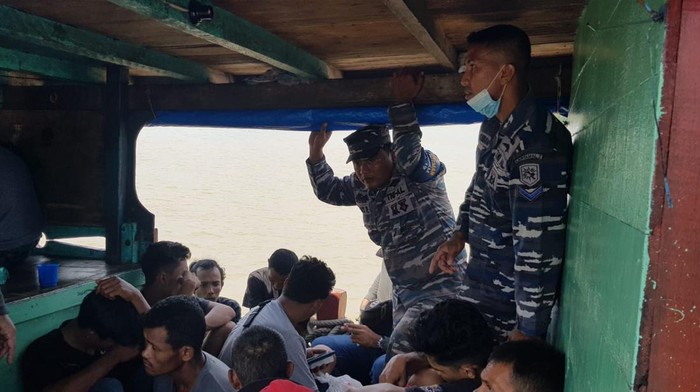 TNI AL saat menangkap 20 PMI ilegal di perairan Kuala Bagan Asahan. (foto: Dok. TNI AL)