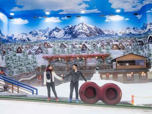 Tetap Aman Main Ski di Trans Snow World Surabaya Didampingi Instruktur