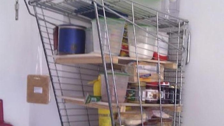 Troli ini dimanfaatkan untuk tempat penyimpanan bahan makanan. Kok bisa ya trolinya dibawa pulang?