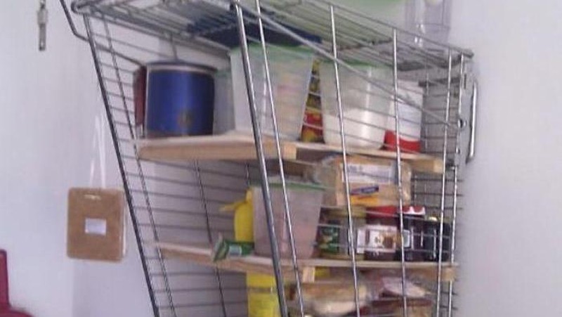 Troli ini dimanfaatkan untuk tempat penyimpanan bahan makanan. Kok bisa ya trolinya dibawa pulang?