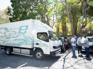 Truk Listrik Fuso eCanter Mulai Cicipi Jalanan Indonesia