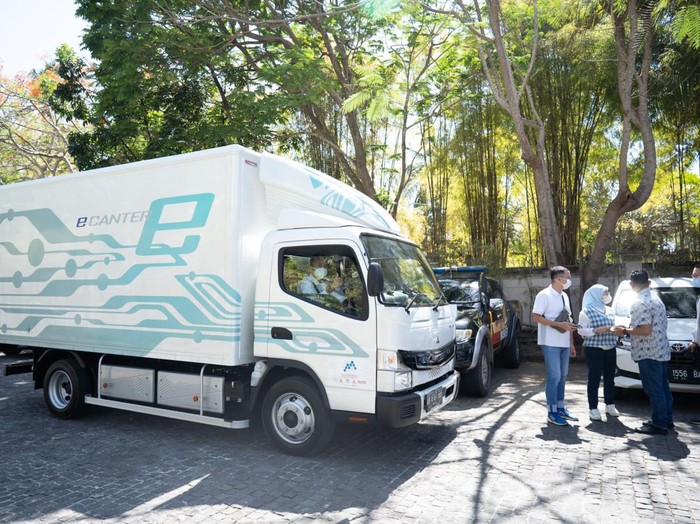 Truk listrik eCanter diuji coba di Bali