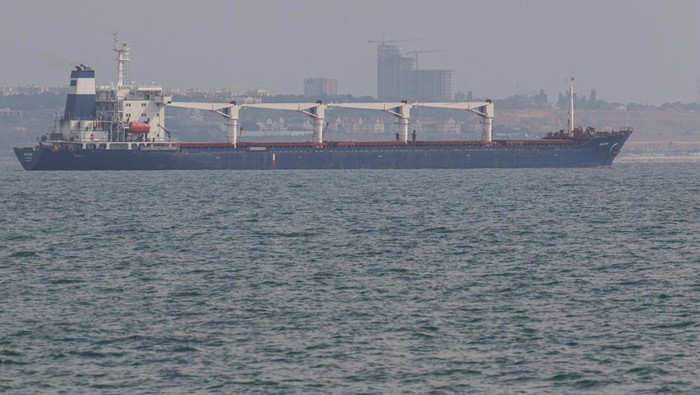 The Sierra Leone-flagged cargo ship, Razoni carrying Ukrainian grain leaves the port, in Odesa, Ukraine, August 1, 2022, in this screen grab taken from a handout video. Oleksandr Kubrakov/ Ukraine Ministry of Infrastructure/Handout via REUTERS    THIS IMAGE HAS BEEN SUPPLIED BY A THIRD PARTY MANDATORY CREDIT