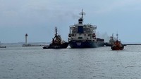 Kapal kargo berbendera Sierra Leone, Razoni yang membawa gandum berangkat dari pelabuhan Odesa, Senin (1/8/2022).
