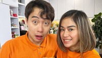 Uncle Roger beranikan diri cicip bakso isi puluhan cabe rawit! Terlihat hidung dan bibirnya sudah memerah karena kepedasan.